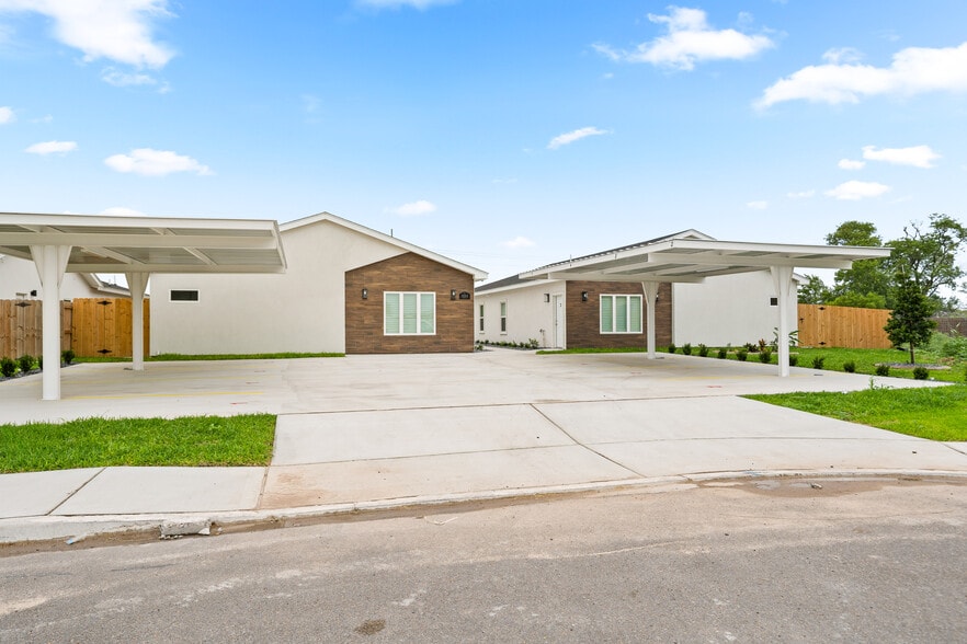 Building Photo - 3211 S Chloe Ave