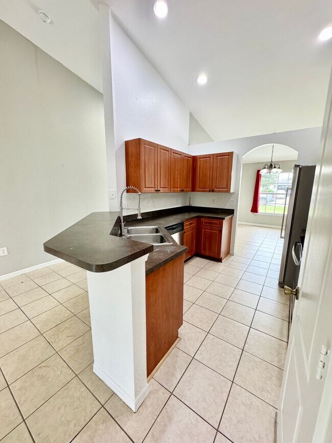 Building Photo - 4 Bedroom 2 Bath Home in Poinciana Village 3