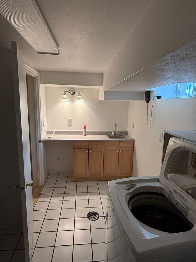 Building Photo - Beautiful 4 bedroom 3 bathroom home!