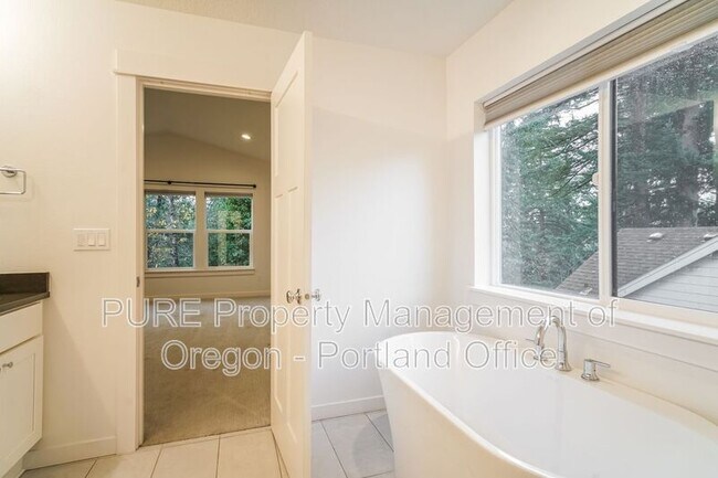 Building Photo - 995 SE Olive Way