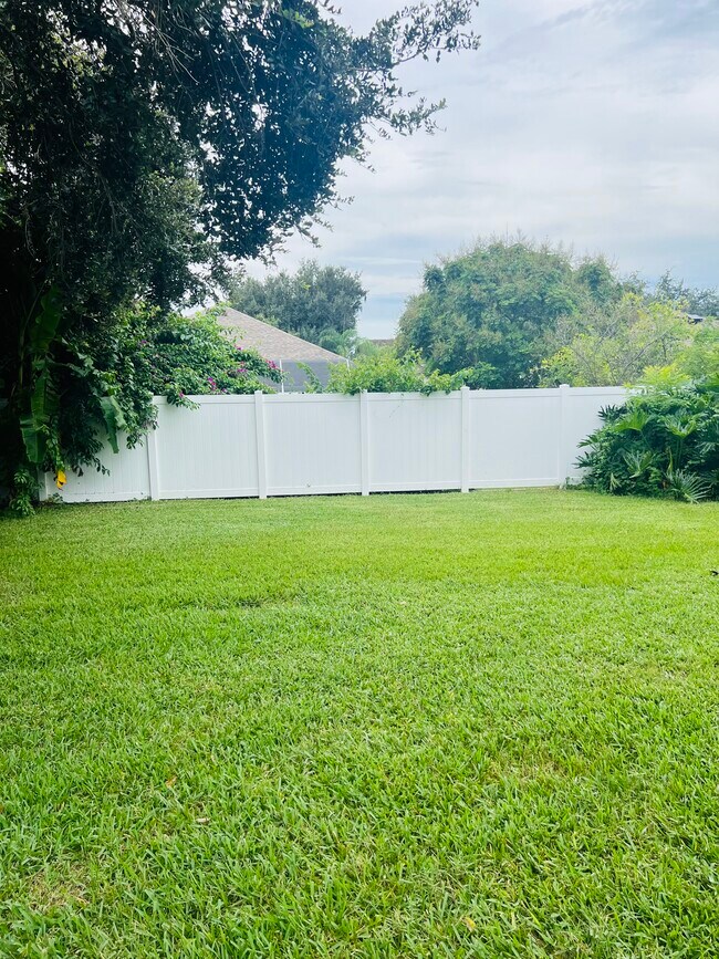 Building Photo - 1405 W River Ct