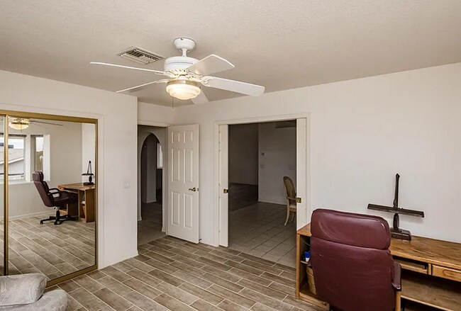 Building Photo - South Side 3 Bedroom Home