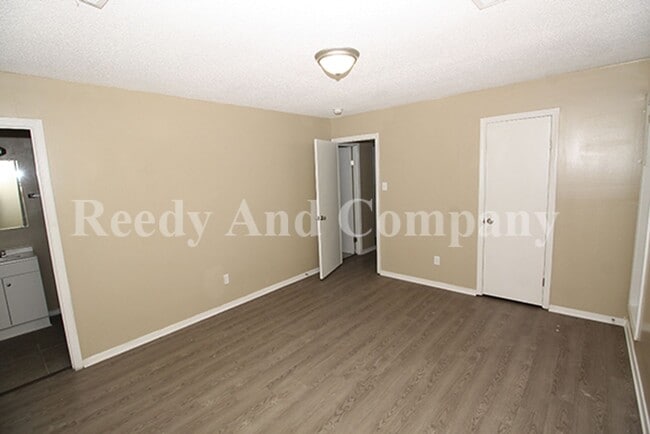 Building Photo - 3879 Briar Pl