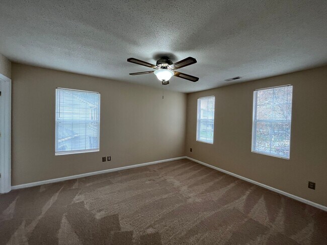 Building Photo - 3 Bedroom, 2 Bathroom Home in Kings Charter