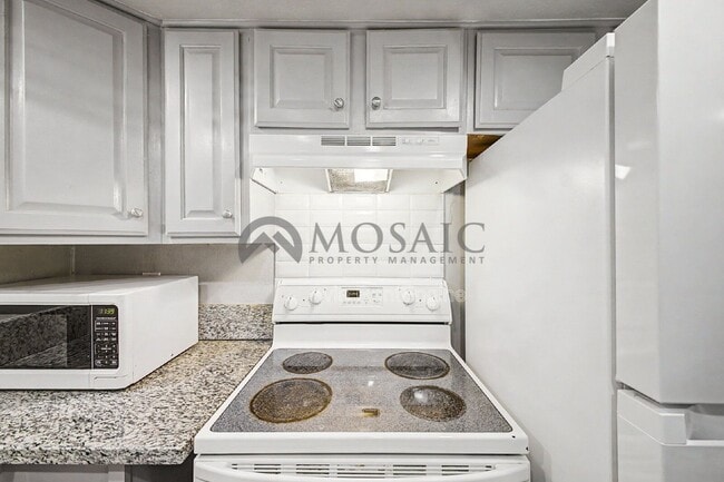 Building Photo - 461 W Holmes Ave