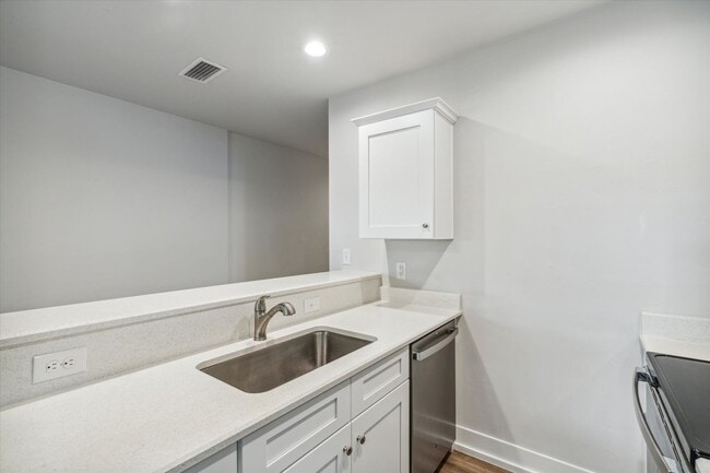 Building Photo - Live next to campus and all things Gainesv...