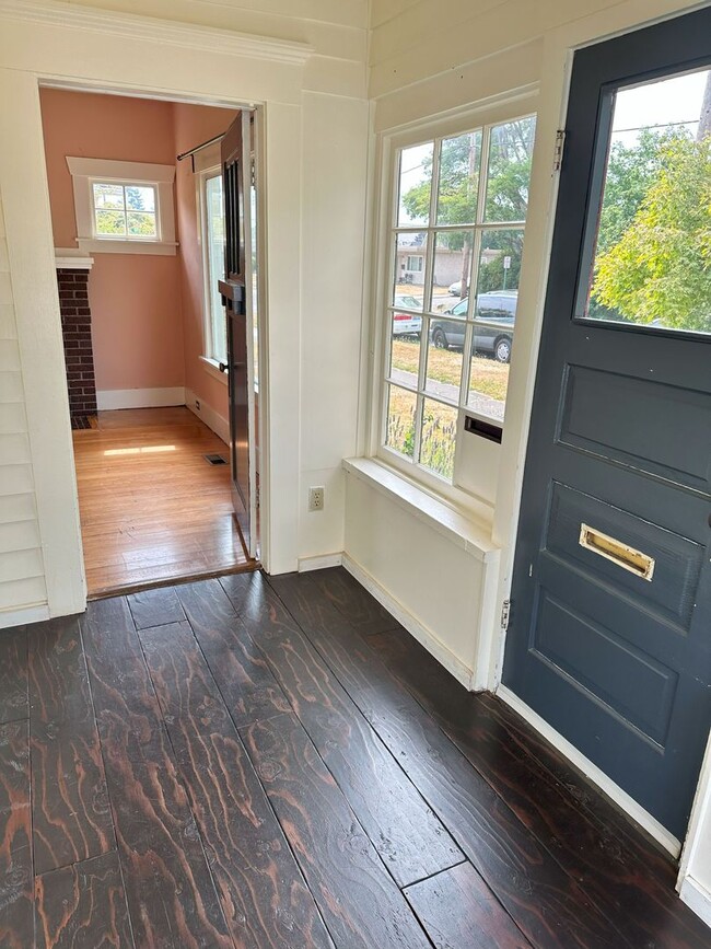 Building Photo - 2 bdrm/1 bath Lettered Streets cottage for...