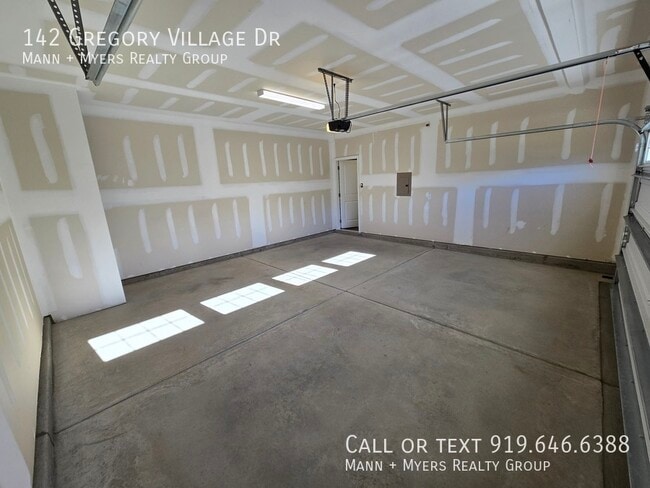 Building Photo - 142 Gregory Vlg Dr