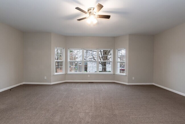 Building Photo - Beautiful Townhouse w/ 1st Floor Bedroom