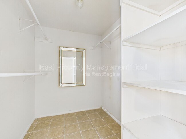 Building Photo - 513 Summit Ct