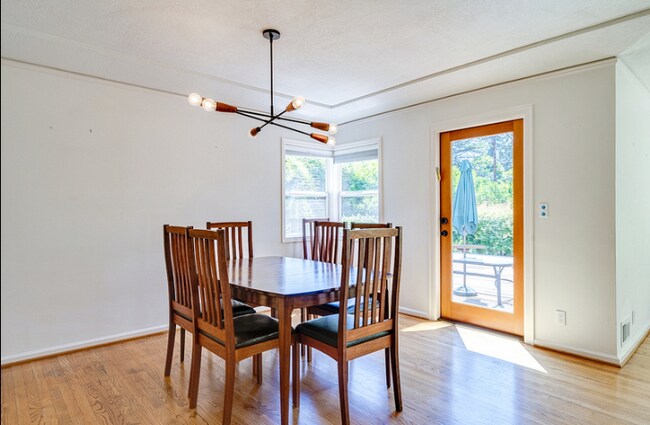 Building Photo - 616 SE Andover Pl