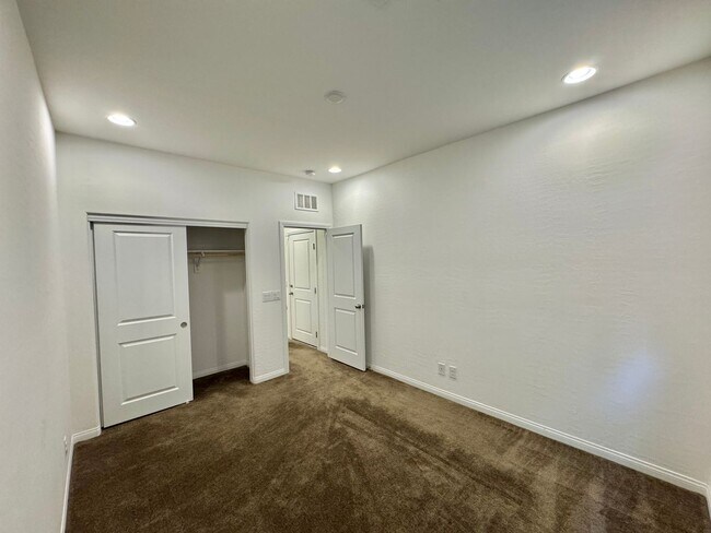 Building Photo - Newer Home with Gated Community Single Fam...