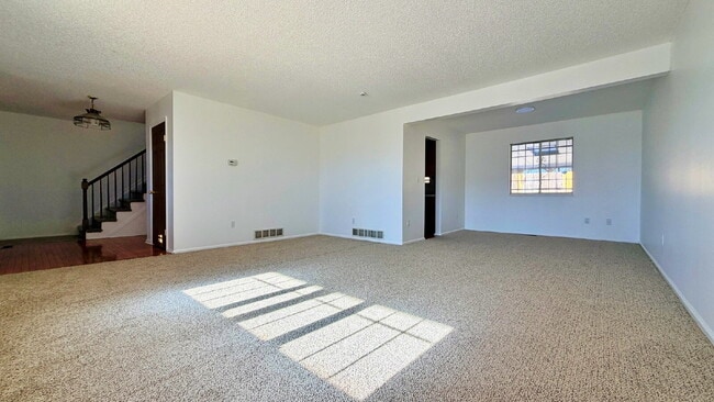 Building Photo - Fantastic 4 Bed 3 Bath 2 Car Garage Home in Aurora Highlands! NEW Carpet! NEW Paint! NEW Bathroom...