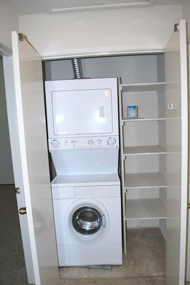 Building Photo - BRIGHT TOP FLOOR 2 BEDROOM CONDO ! Vaulted...