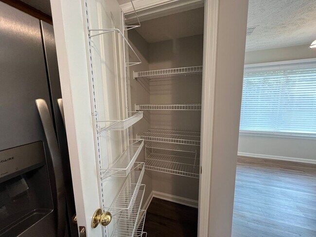 Building Photo - Spacious 4 Bedroom 2.5 Bath Available Now!