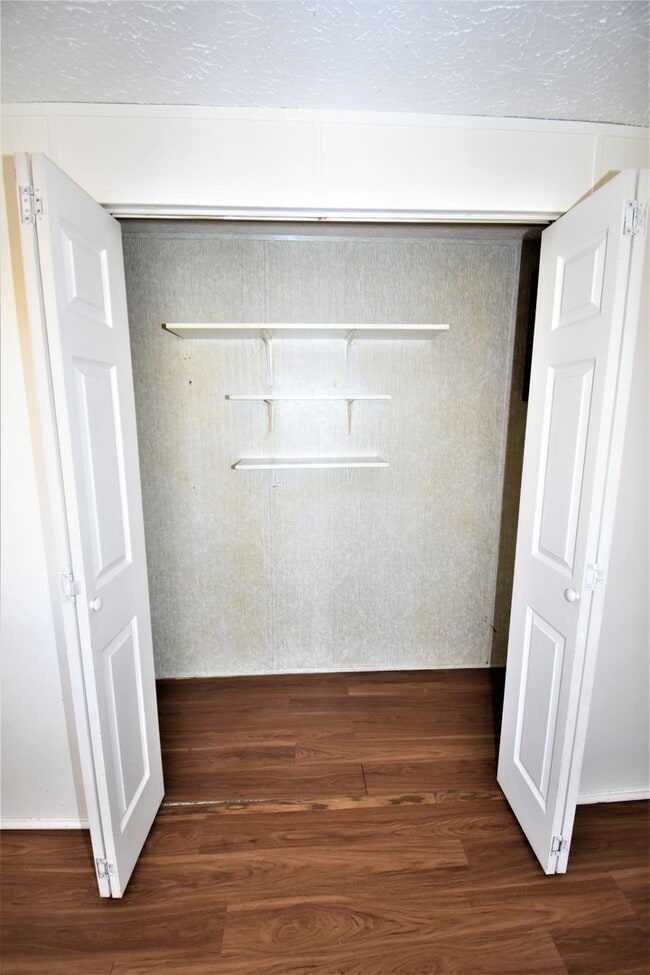 Building Photo - 3 Bedroom Pet Friendly Home For Rent in Th...