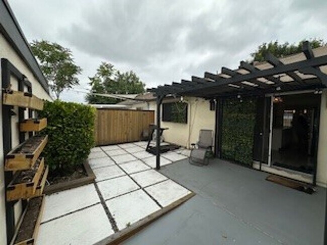 Building Photo - Remodeled One Story 2 Bed 1 Bath Condo in ...