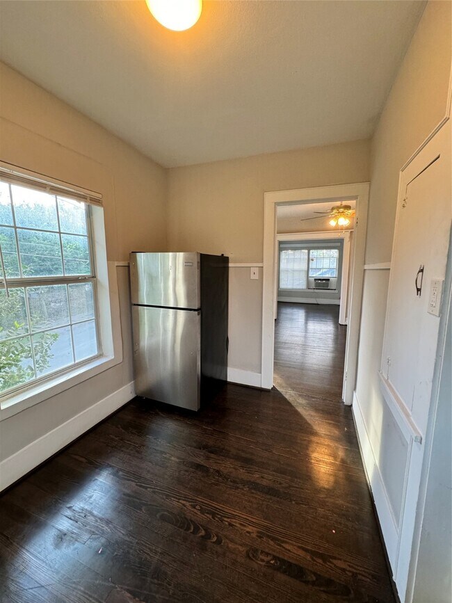 Building Photo - 903 Oakhurst St