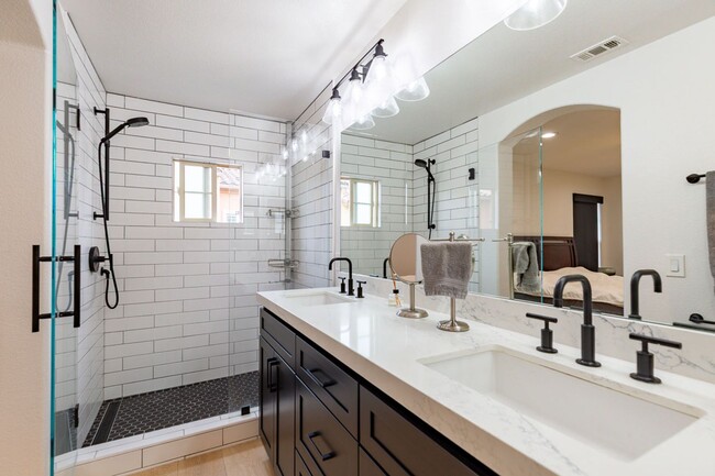 Building Photo - 3 Bedroom Townhome in the Escala Community of Mission Valley