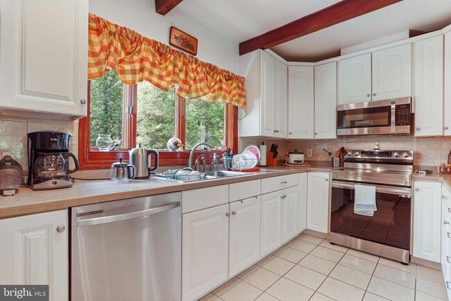 Building Photo - 5135 Summit Dr