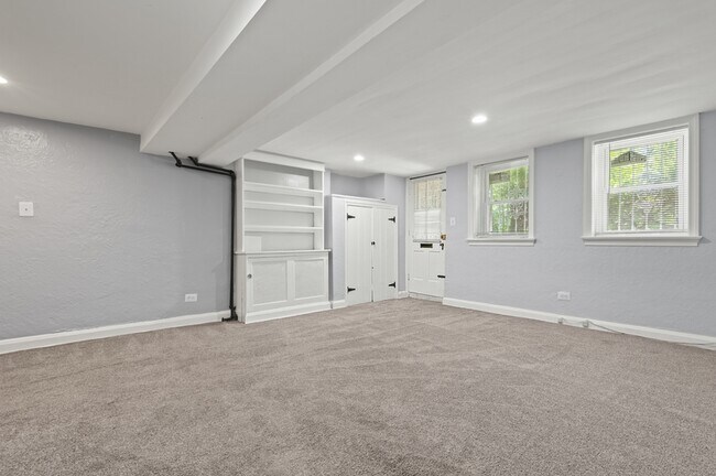 Building Photo - 2600 N Longwood St