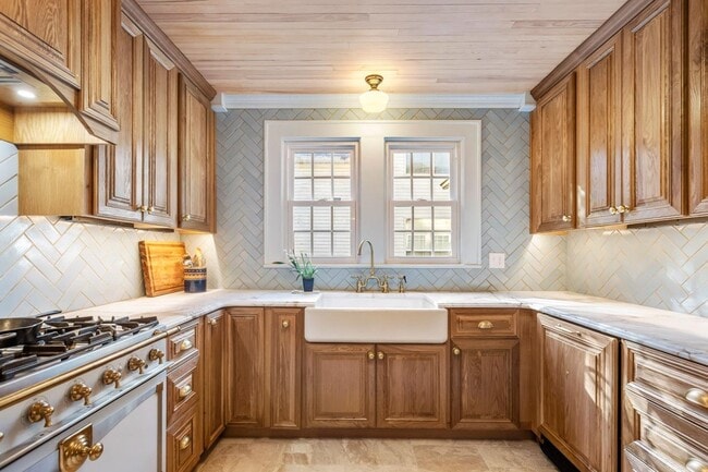 Building Photo - 821 Ingleside Ave