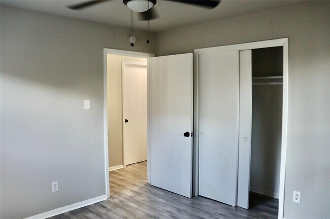 Building Photo - 6122 Heatherbrook Dr