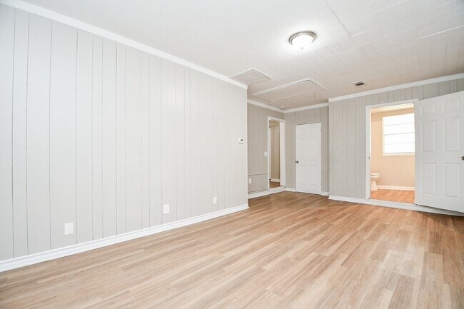 Building Photo - 919 Forest Oaks Dr