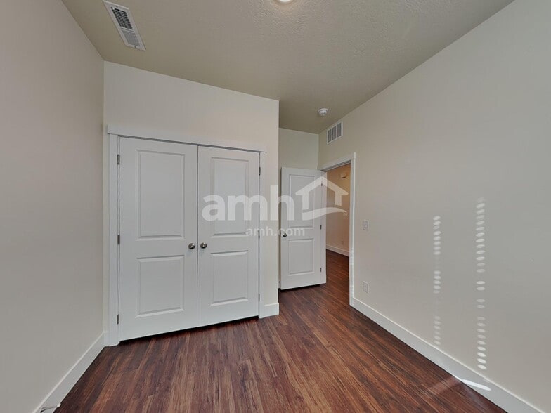 Building Photo - 2958 N Vigo Ave