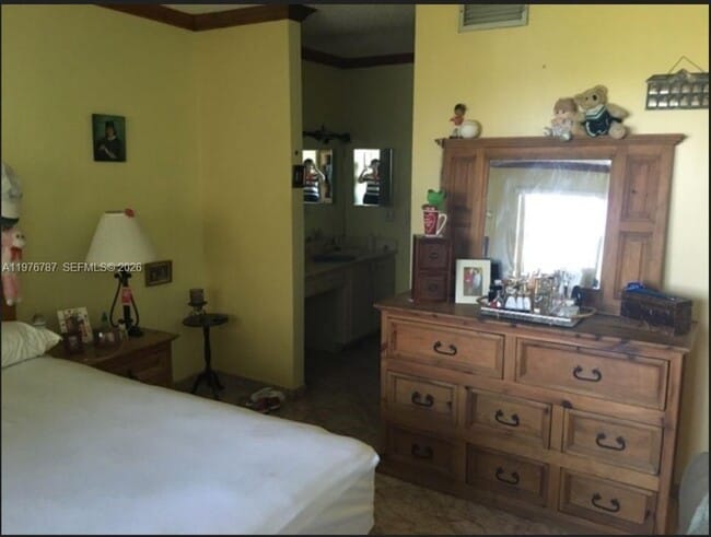 Building Photo - 655 W Park Dr