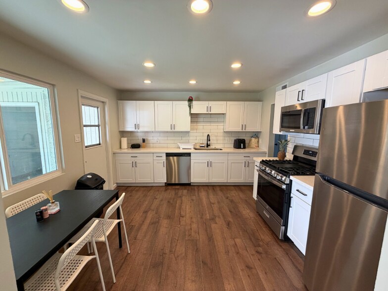 Building Photo - 1325 E Don Carlos Ave