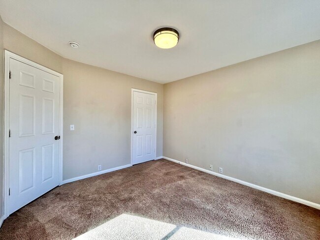 Building Photo - Beautiful 4-Bed Home with Open Floorplan, ...