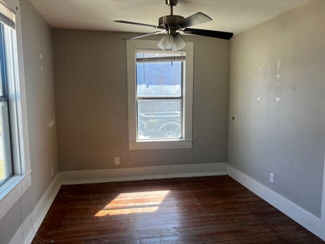Building Photo - 3/2  3 Blocks from Tarleton