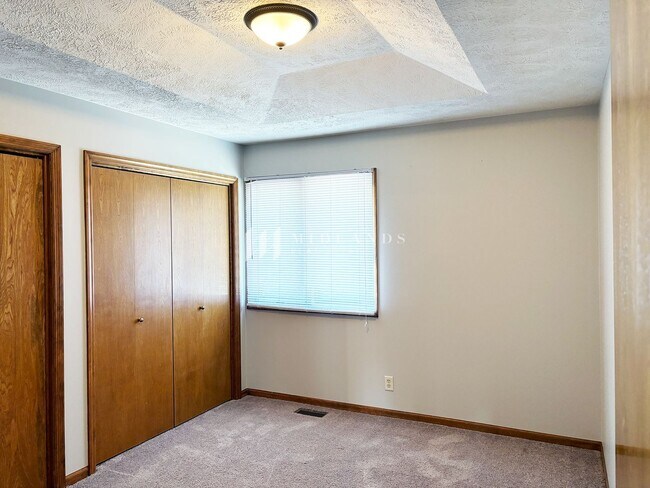 Building Photo - Bellevue Townhome