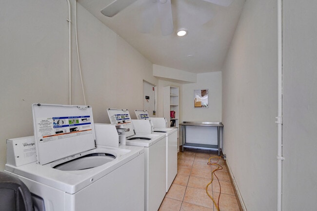 Building Photo - 1423 Holly Heights Dr