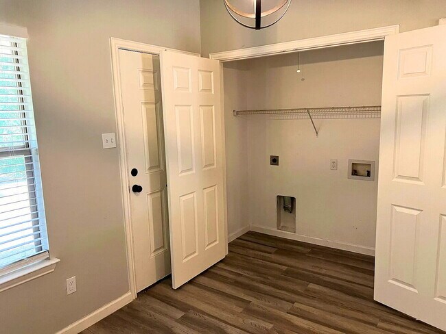 Building Photo - Move-In Ready Modern Updated- 3 Berm / 2 Bath Home Just Minutes from Downtown