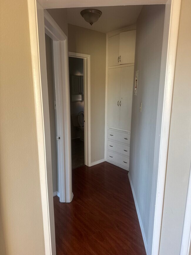 Building Photo - 1145 E Wilson Ave