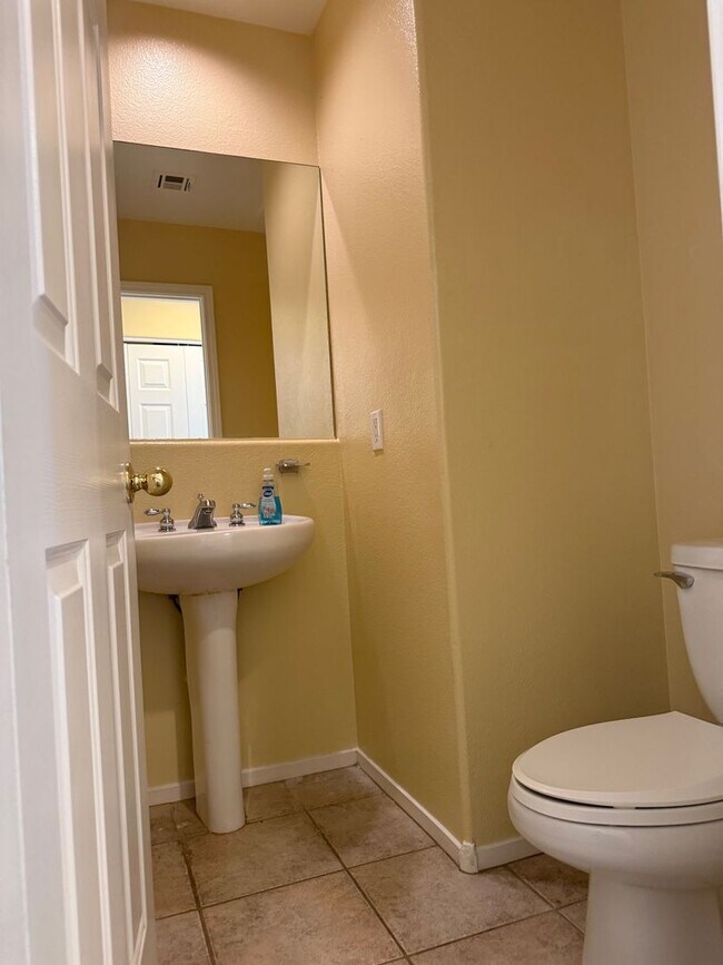Building Photo - Beautiful Home with Pool near Tropicana and Buffalo