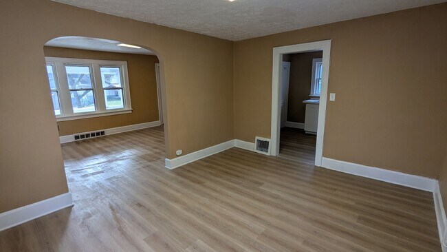 Building Photo - A charming 3-bedroom, 1.5-bathroom home located in the vibrant city of Akron