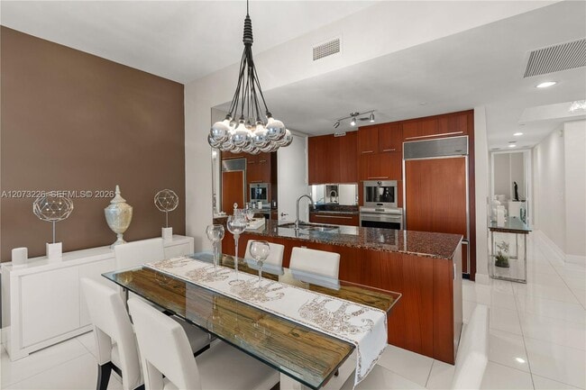Building Photo - 15811 Collins Ave