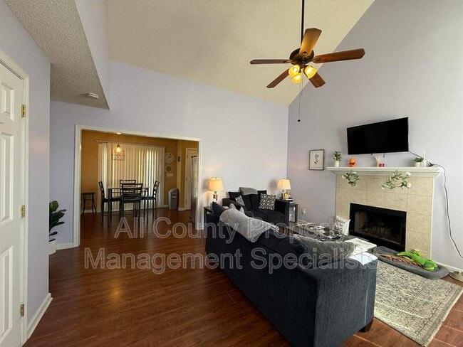 Building Photo - 20 Lindsay St