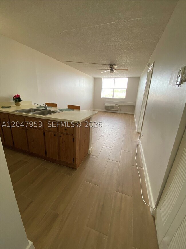 Building Photo - 2501 Riverside Dr