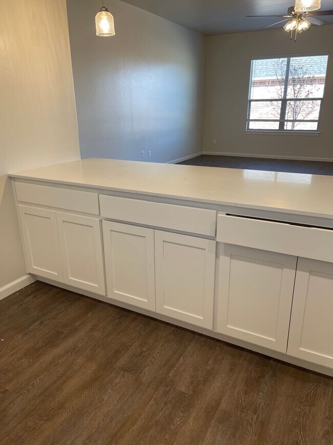 Building Photo - Spacious 4 bed 3 bath home