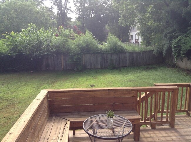 Building Photo - Spacious 1st Floor Apt - 1/2 Block to Duke - HUGE Fenced Yd