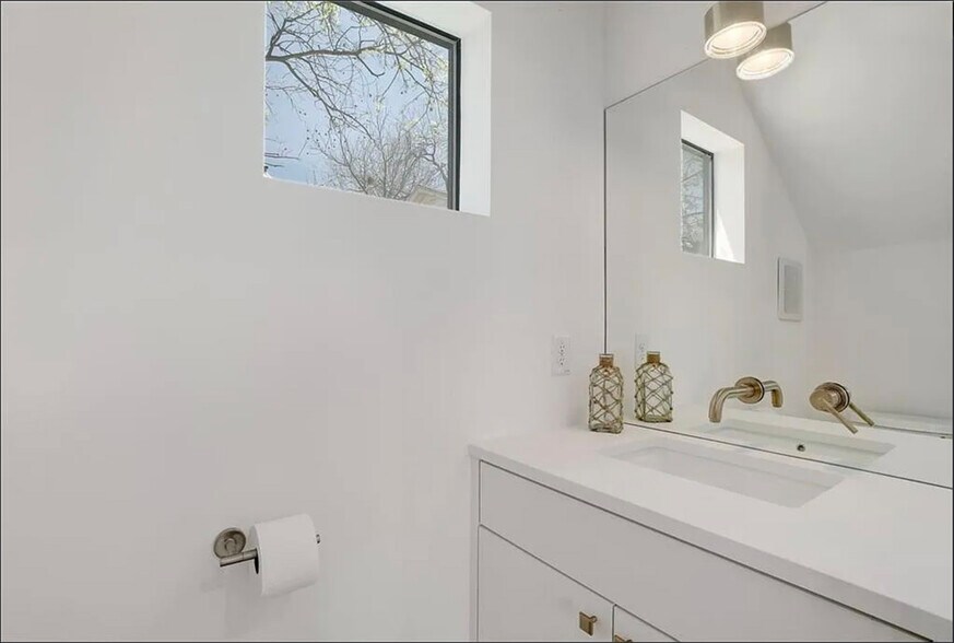 Building Photo - 2423 Wilson St