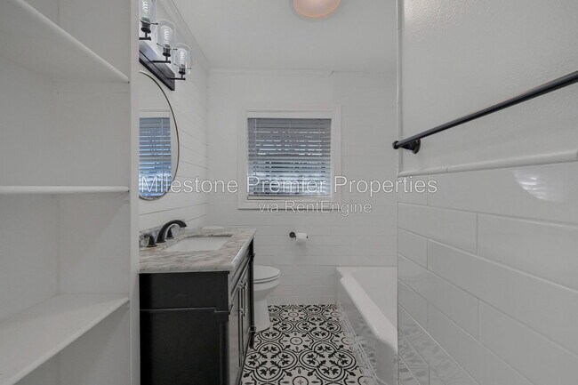 Building Photo - 204 N Holly Ave