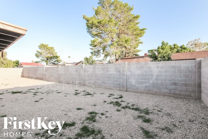 Building Photo - 1327 W Kerry Ln