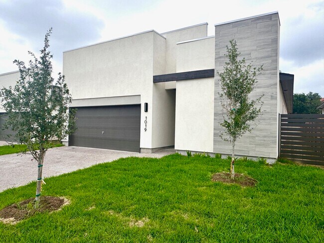 Building Photo - 1007 amezquita