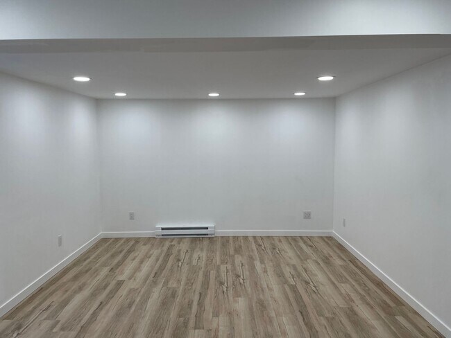 Building Photo - New 1 Bed unit - Safe, cool, clean, and nice.