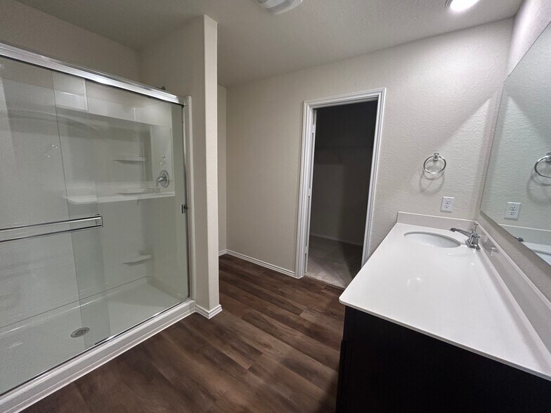 Master Bath - 13723 Redtail Lndg